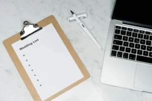 Planeación del presupuesto de una boda con libreta, anillos y elementos de organización.