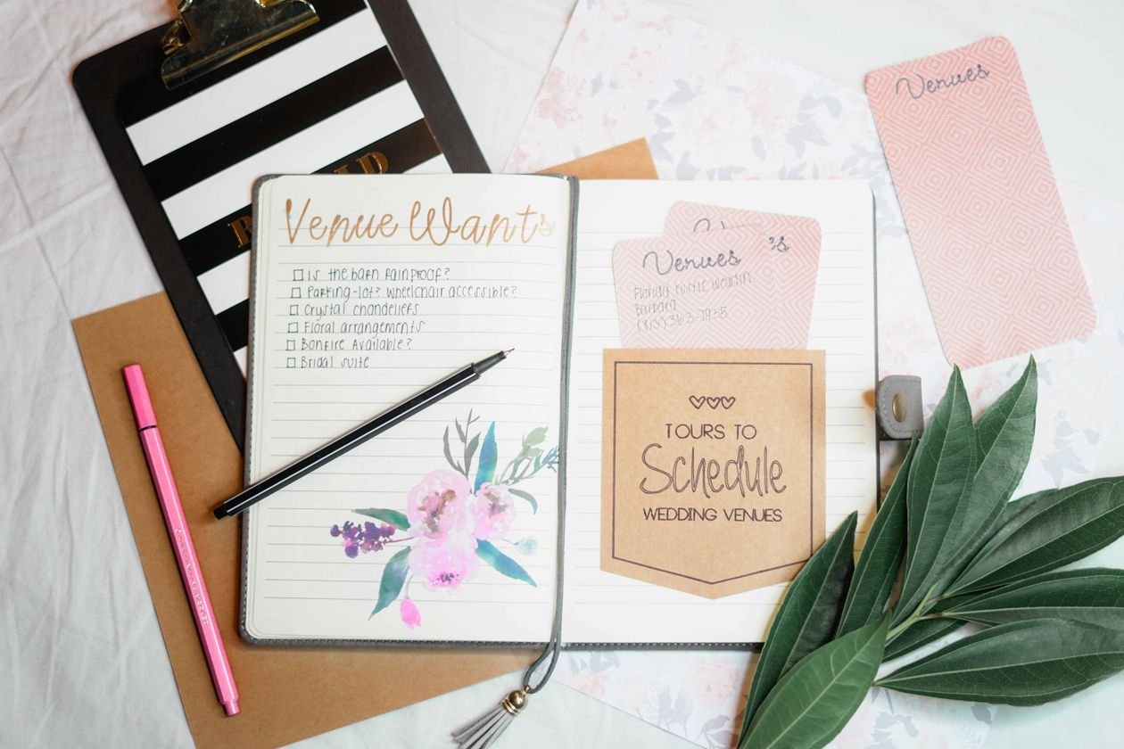 Cuaderno y papelería de planeación de boda con hojas decorativas